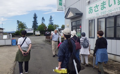 浅舞城跡地で解説を受ける様子