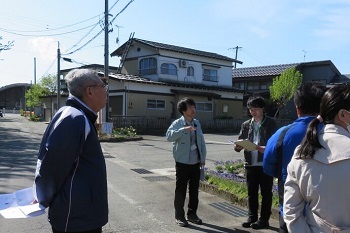沼館地区を歩いている様子