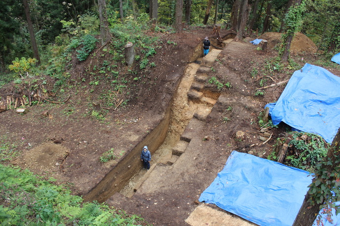 金沢城跡西の丸地区の土塁と堀の写真