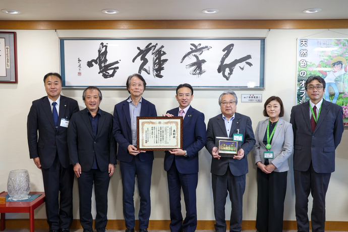 写真：受賞報告の様子