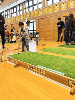 パターゴルフで遊んでいる様子