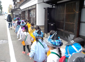 園児がいたずらに向かっています!