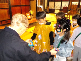 地元の方からお菓子を頂きました