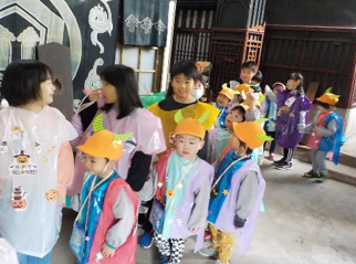 蔵の中を見学中