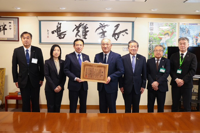 写真：受賞報告の様子