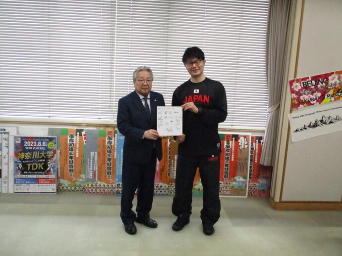 教育長と石川友正さん