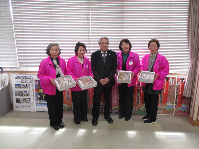 教育長とよこて市商工会女性部の皆さん