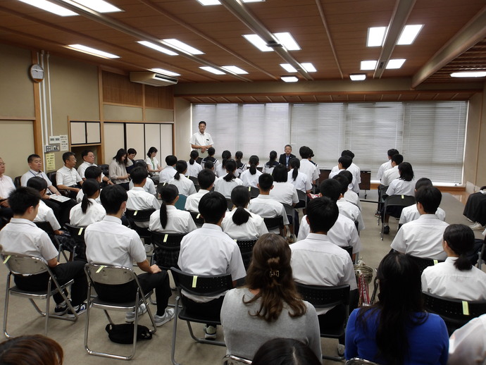 教育長と横手南中学校、増田中学校、平鹿中学校、横手明峰中学校、十文字中学校の生徒