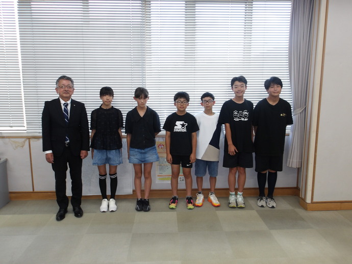 教育長と出場する児童6名