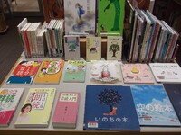 平鹿図書館の企画展示「おとなの朗読と絵本」の様子