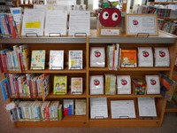 十文字図書館企画展示「課題図書＆読書感想文におすすめの本」の様子