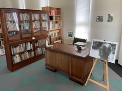 写真：たいまつ記念室机と書棚