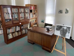 写真:たいまつ記念室机と書棚