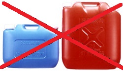 写真：ポリエチレン容器にガソリンを入れないでください。